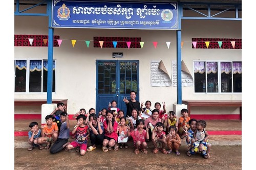 San Sẻ Tình Thương Cùng CLB Kết Nối Yêu Thương BMT Trao Áo Ấm Cho Trẻ Em Tại Campuchia